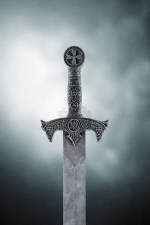 Foto de Espada medieval sobre fondo oscuro brumoso - Imagen libre de derechos