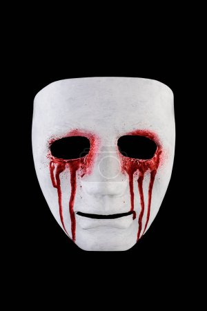 Téléchargez les photos : Masque sanglant effrayant isolé sur fond noir avec chemin de coupure - en image libre de droit