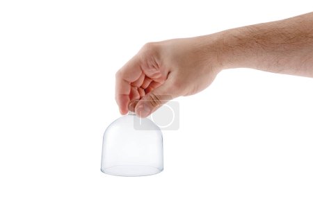 Téléchargez les photos : Main tenant une cloche de verre isolée sur fond blanc avec chemin de coupe - en image libre de droit