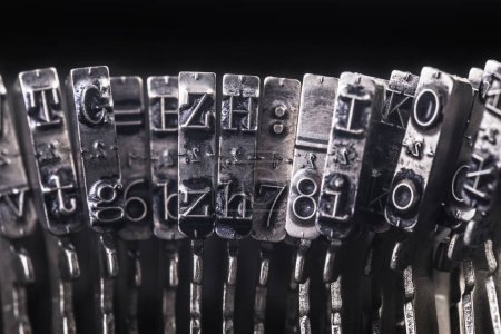 Téléchargez les photos : Gros plan sur les lettres de machines à écrire vintage - en image libre de droit