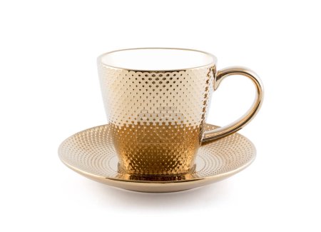 Foto de Taza de té metálica dorada con platillo aislado sobre fondo blanco con camino de recorte - Imagen libre de derechos