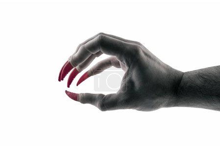 Téléchargez les photos : Main monstre effrayant avec griffes rouges isolé sur fond blanc avec chemin de coupe - en image libre de droit