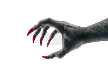 Téléchargez les photos : Main monstre effrayant avec griffes rouges isolé sur fond blanc avec chemin de coupe - en image libre de droit