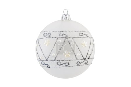 Foto de Bola blanca de Navidad aislada sobre fondo blanco con camino de recorte - Imagen libre de derechos
