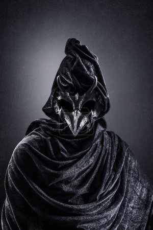 Téléchargez les photos : Figurine effrayante avec crâne à cornes sur fond sombre et brumeux - en image libre de droit