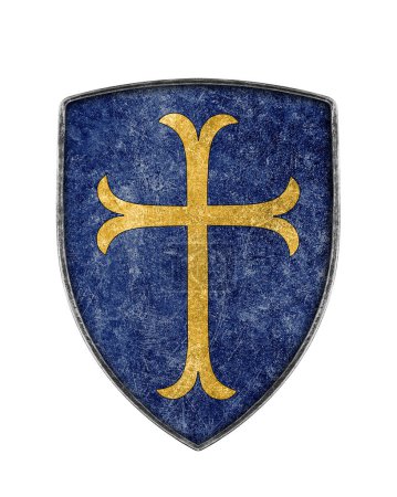 Foto de Antiguo escudo de cruzados de metal con cruz aislada sobre fondo blanco - Imagen libre de derechos