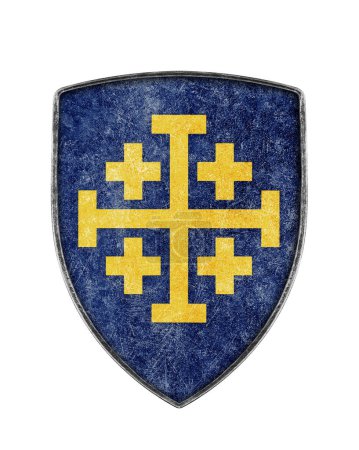 Foto de Antiguo escudo de cruzados de metal con cruz aislada sobre fondo blanco - Imagen libre de derechos