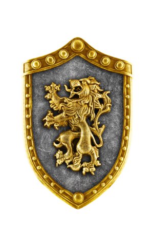 Téléchargez les photos : Bouclier décoré médiéval doré avec lion isolé sur fond blanc - en image libre de droit