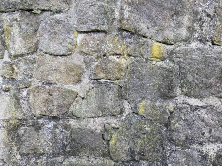 Foto de Antiguo muro de piedra con diferentes tamaños de rocas - Imagen libre de derechos