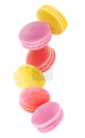Téléchargez les photos : Macarons rouges, roses et jaunes lévitant isolés sur fond blanc - en image libre de droit