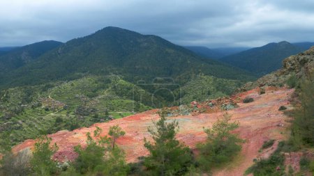 Foto de Mina a cielo abierto abandonada en el monte Alestos, Chipre, suelo rojo rico en mineral metálico - Imagen libre de derechos