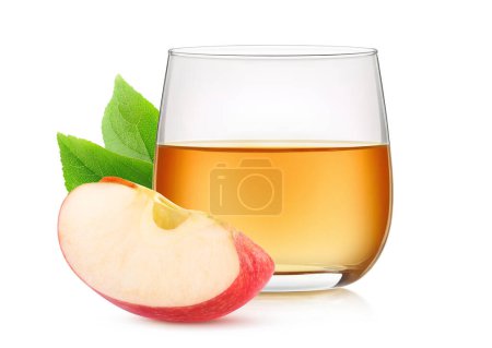 Foto de Rebanada de manzana roja y vaso de jugo de manzana, aislado sobre blanco - Imagen libre de derechos