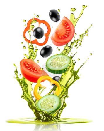 Foto de Ingredientes de ensalada, rodajas de pepino, tomate, pimienta y aceitunas negras que caen en salpicaduras de aceite de oliva aisladas sobre blanco - Imagen libre de derechos