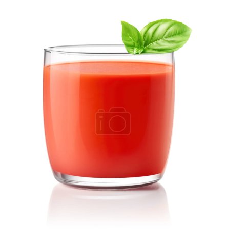 Foto de Jugo de tomate en vaso con hoja de albahaca, aislado sobre fondo blanco - Imagen libre de derechos