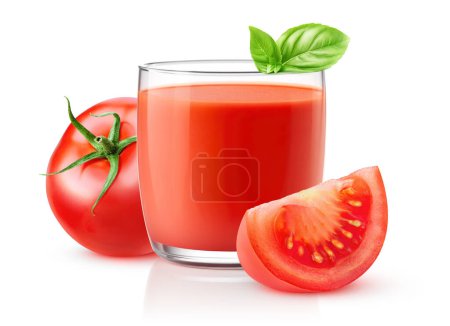 Foto de Jugo de tomate en vaso y tomates cortados, aislados sobre fondo blanco - Imagen libre de derechos