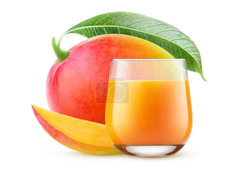 Foto de Zumo de mango en un vaso y fruta fresca de mango rojo con hoja, aislado en blanco - Imagen libre de derechos