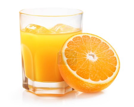 Téléchargez les photos : Jus d'orange en verre avec glace et moitié de fruits d'orange frais, isolé sur fond blanc - en image libre de droit