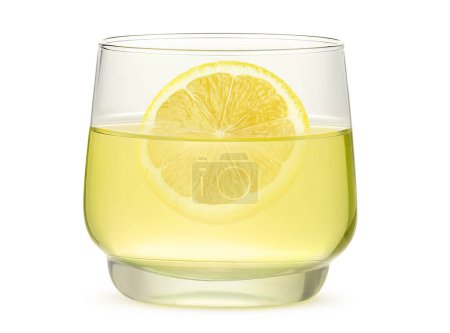 Téléchargez les photos : Citronnade dans un verre avec une tranche de citron, isolé sur blanc - en image libre de droit