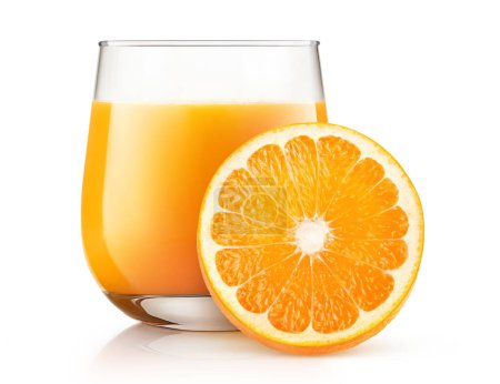 Téléchargez les photos : Jus d'orange dans un verre et tranche d'orange, isolé sur fond blanc - en image libre de droit