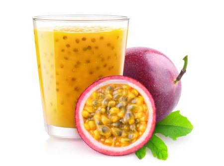 Foto de Vaso de bebida de maracuyá y frutas frescas, aislado sobre fondo blanco - Imagen libre de derechos