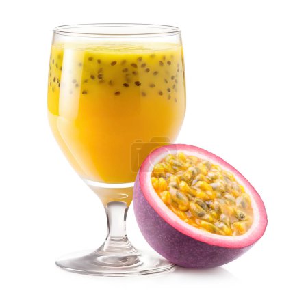 Foto de Bebida de fruta de la pasión en un vaso y trozo de fruta fresca de maracuya, aislada en blanco - Imagen libre de derechos