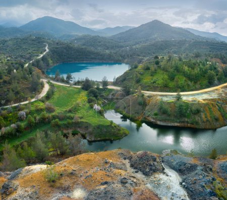 Téléchargez les photos : Mine Memi abandonnée à Chypre, avec lac de mine coloré et résidus de sulfures jaunes - en image libre de droit