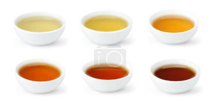 Foto de Tés chinos elaborados de diferentes colores en cuencos blancos, aislados sobre fondo blanco - Imagen libre de derechos