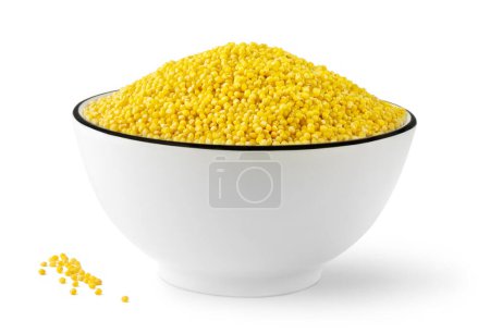Foto de Cuenco de granos de mijo amarillo crudos aislados sobre fondo blanco - Imagen libre de derechos