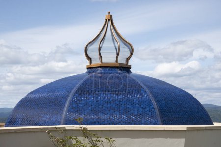 Foto de Domo de edificio adornado, azulejos azules y punto de vidrio - Imagen libre de derechos