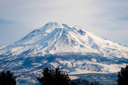 Foto de Hermoso monte Shasta, 2023, cubierto de nieve. - Imagen libre de derechos