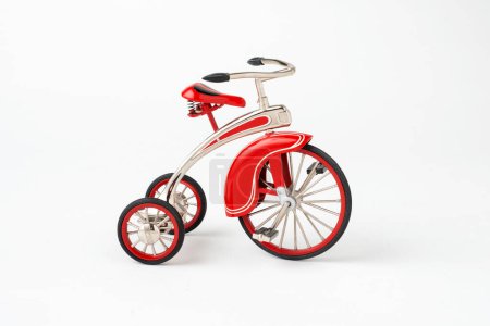 Foto de Pequeña pequeña bicicleta de juguete de metal, réplica de un De Luxe Velocipede 1937. - Imagen libre de derechos