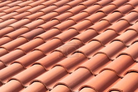 Foto de Primer plano de un techo de azulejo naranja, estilo Adobe - Imagen libre de derechos
