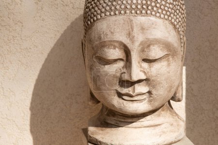 Foto de Detalle de una cabeza de meditación escultura jardín. - Imagen libre de derechos