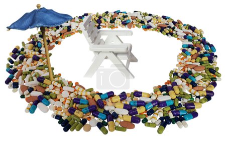 Téléchargez les photos : Assortiment de pilules médicales disposées en cercle autour d'une chaise de plage et d'un parasol - en image libre de droit
