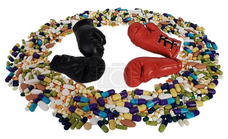 Téléchargez les photos : Gants et pilules de boxe pour montrer la lutte contre la dépendance - en image libre de droit