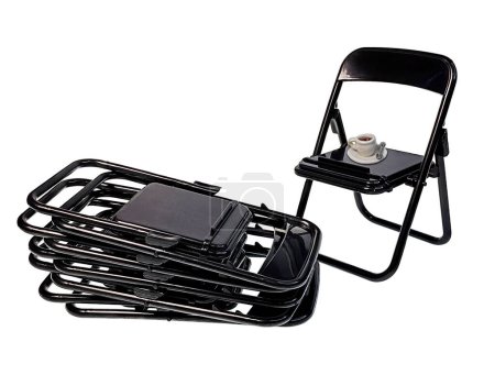 Un ensemble de chaises pliantes noires avec café pour groupe de soutien