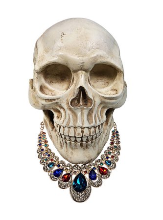 Verschiedene große und farbenfrohe Edelsteine in einer Halskette mit Totenkopf