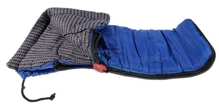 Una bolsa de dormir azul para dormir al aire libre