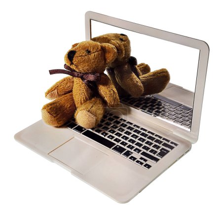Téléchargez les photos : Ours en peluche flou avec un arc sur un ordinateur portable pour les vidéos pour enfants et les contrôles parentaux pour Internet - en image libre de droit