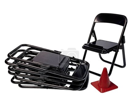 Un conjunto de sillas plegables negras con cono de seguridad para la reunión de seguridad