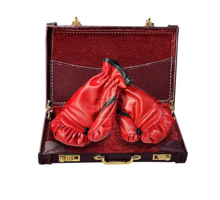 Maletín de cuero abierto con guantes de boxeo para mostrar una pelea de negocios