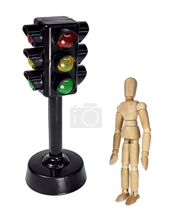 De pie en un semáforo con luces rojas, amarillas y verdes vistas directamente