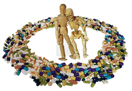 Esqueleto con sus brazos alrededor de su amigo rodeado de píldoras