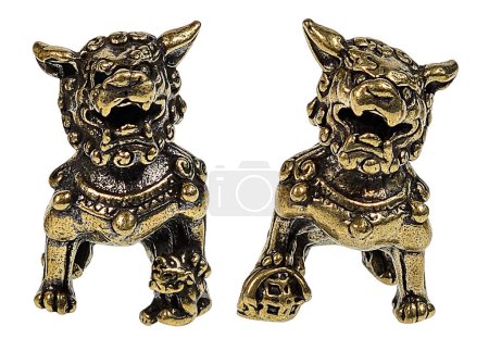 Front view of a female and male foo dog side by side