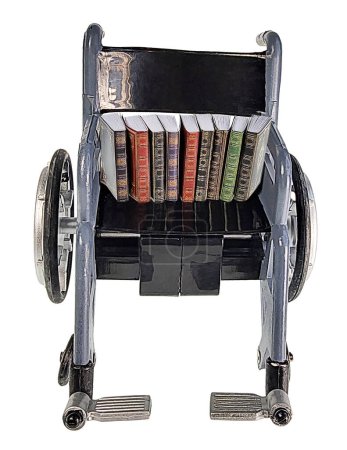 Conjunto de libros en silla de ruedas para investigar un tema médico