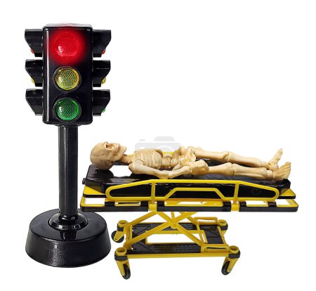 Ampel mit Skelett auf medizinischem Gurney für den Transport von Patienten, um den Tod von Unfallopfern zu zeigen
