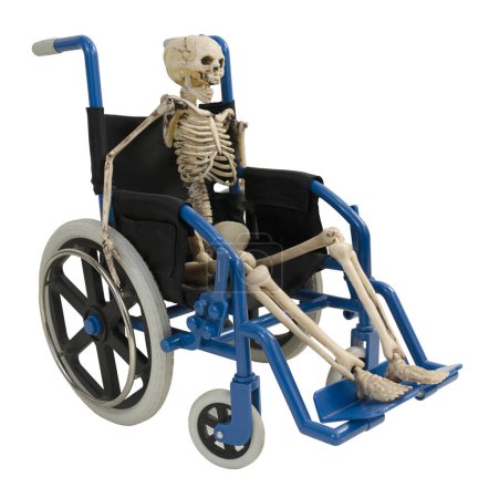 Squelette assis dans un fauteuil roulant bleu