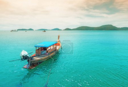 Téléchargez les photos : Bateaux de pêche à la plage de Phuket le jour, Thaïlande - en image libre de droit