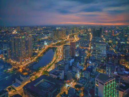 Téléchargez les photos : Belle vue aérienne de Ho Chi Minh Saigon avec bâtiments et rivière au coucher du soleil - en image libre de droit