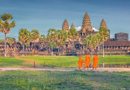 Foto de Famoso templo Angkor Wat y monjes, Camboya - Imagen libre de derechos